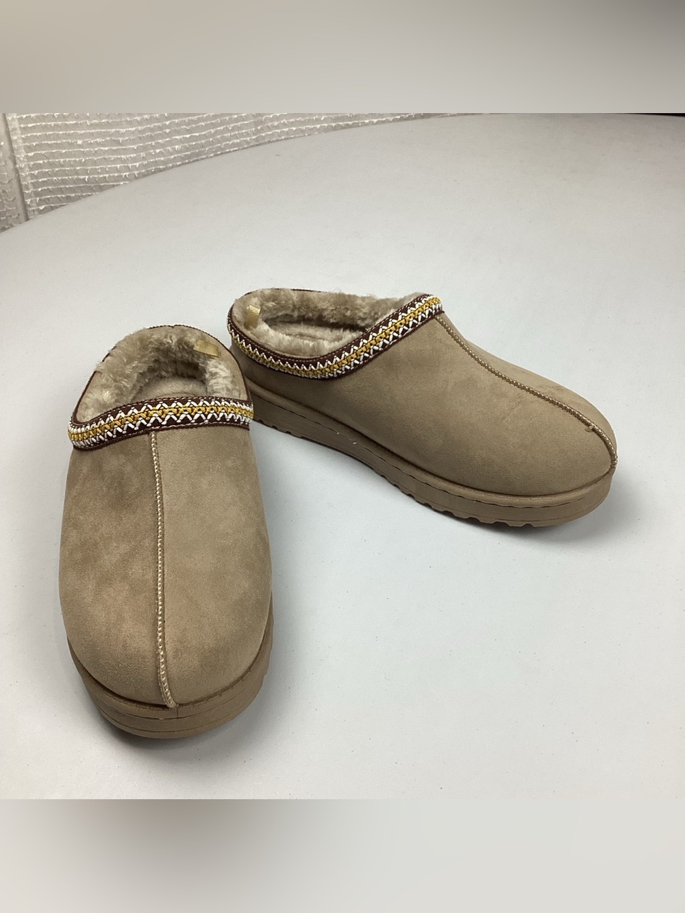White Mountain Faux Fur Lined Clogs Women’s Size 10W NWOT With Issue